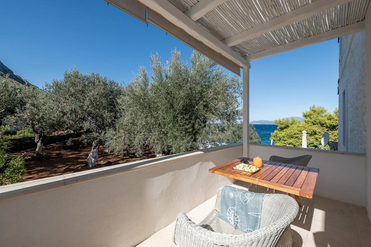 Four Seasons Hydra Luxury Suites 外观 照片